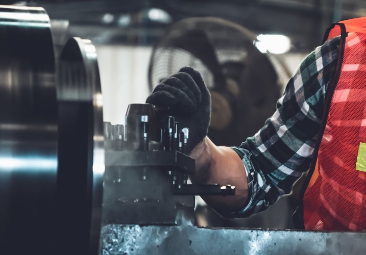 Jak analiza danych produkcyjnych poprawia efektywność firm oferujących usługi CNC?