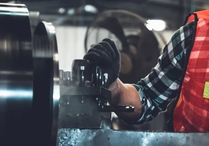 Jak analiza danych produkcyjnych poprawia efektywność firm oferujących usługi CNC?