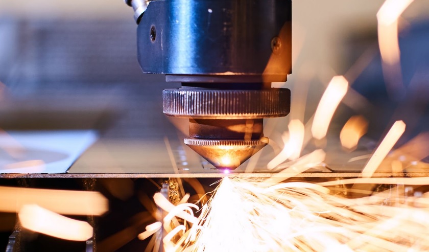 Jak roboty współpracujące (coboty) podnoszą wydajność i precyzję usług CNC?