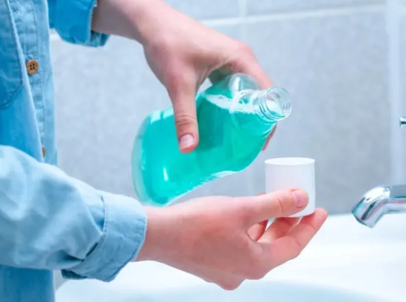 Czy płyn do płukania ust zastępuje szczotkowanie zębów?